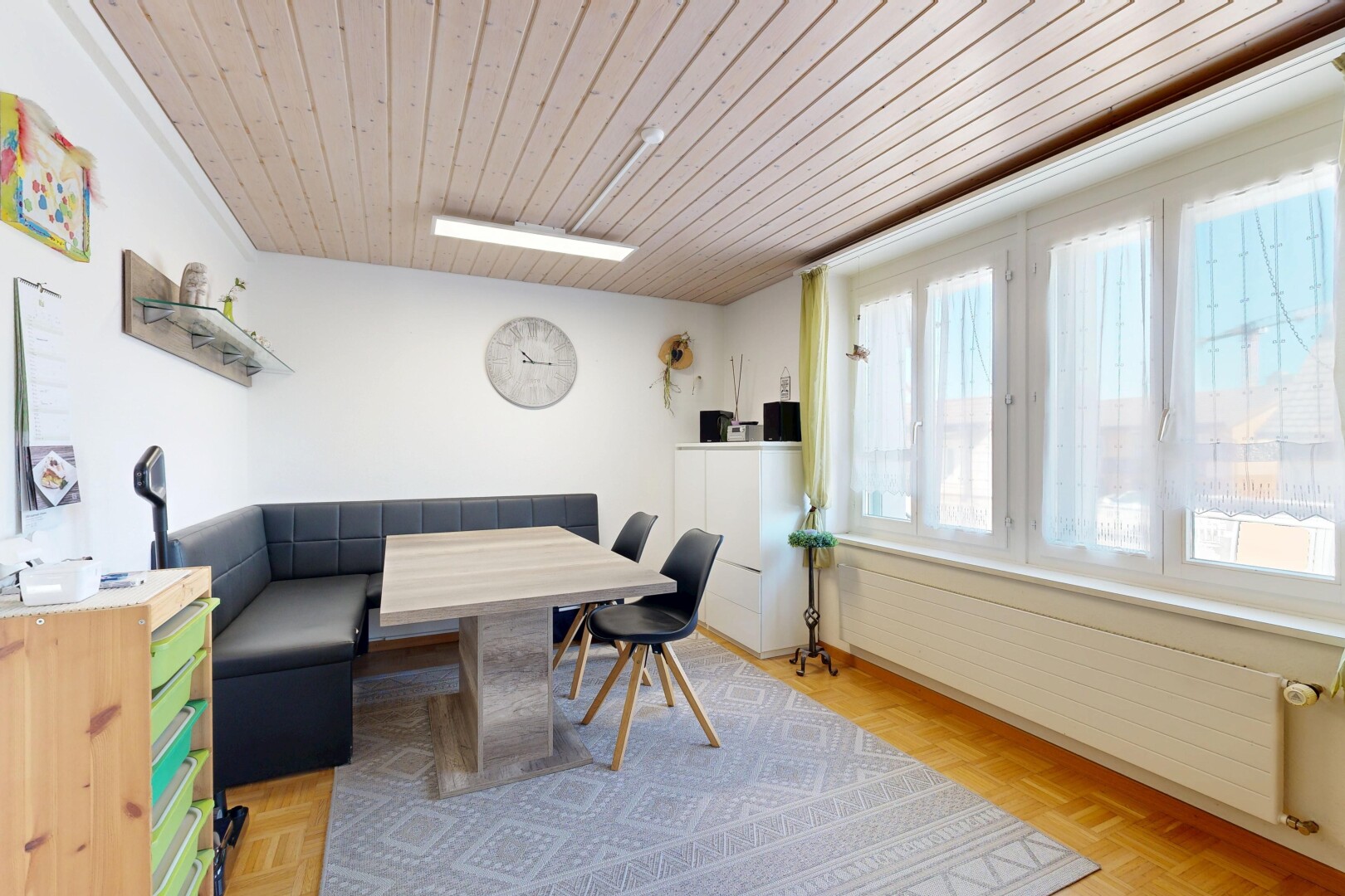 esszimmer mit wood ceiling, holzdecke, inside property, natural light, und natürliches licht