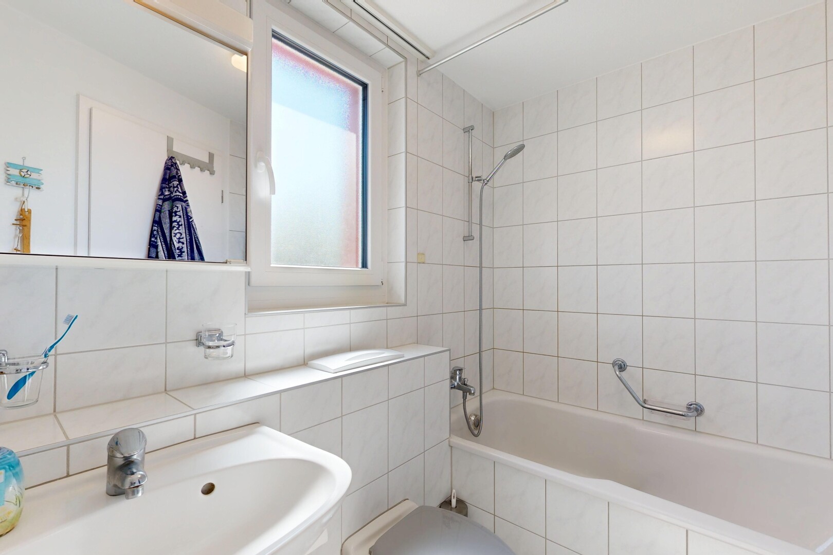 bad mit waschbecken, kombiniertes bad / dusche, spiegel, komplettes badezimmer, und fliesenwand