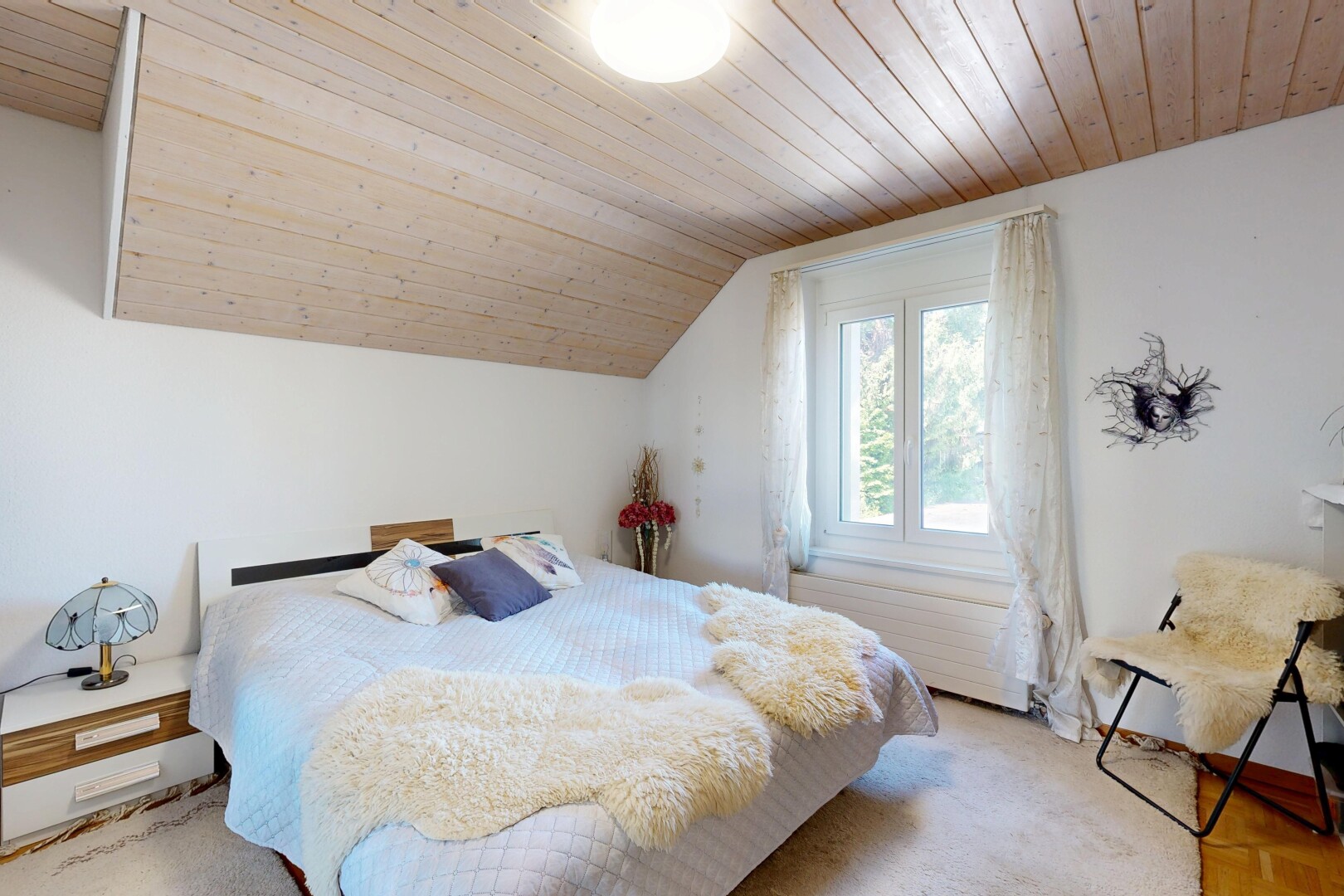 zimmer / schlafzimmer mit wood ceiling, holzdecke, natural light, natürliches licht, und vaulted ceiling