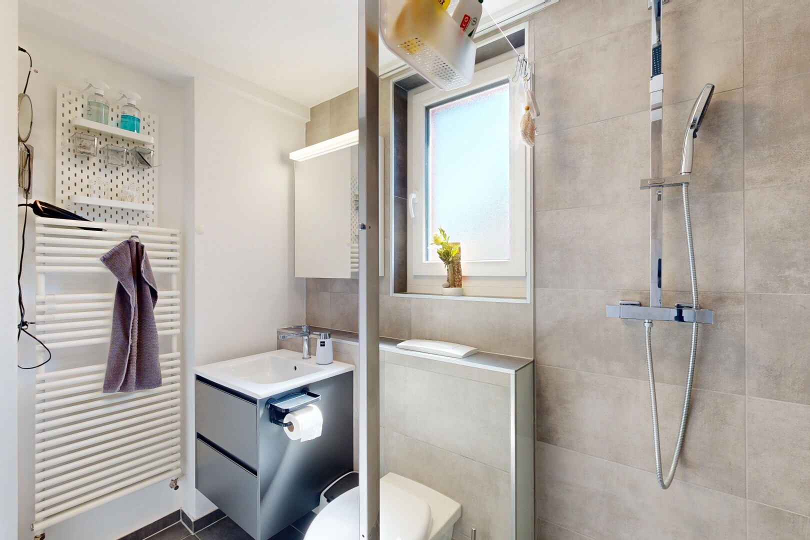 bad mit kühler, dusche, schminktisch, handtuchwärmer, und komplettes badezimmer
