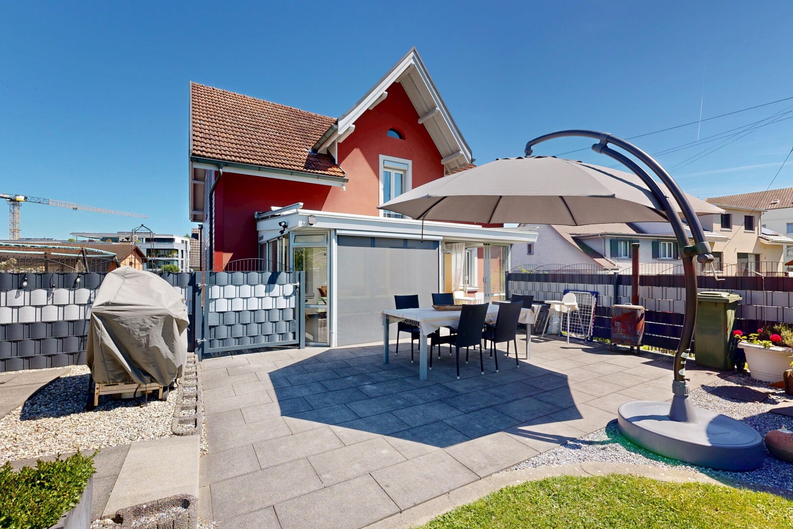 terrasse mit zaun, day time, terrasse, essbereich im freien, und grill