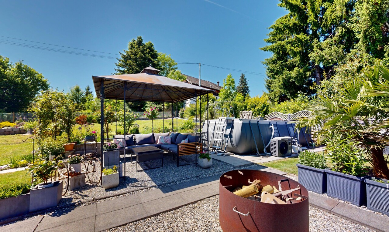 terrasse mit wohnraum im freien, pavillon, terrasse, day time, und power lines view