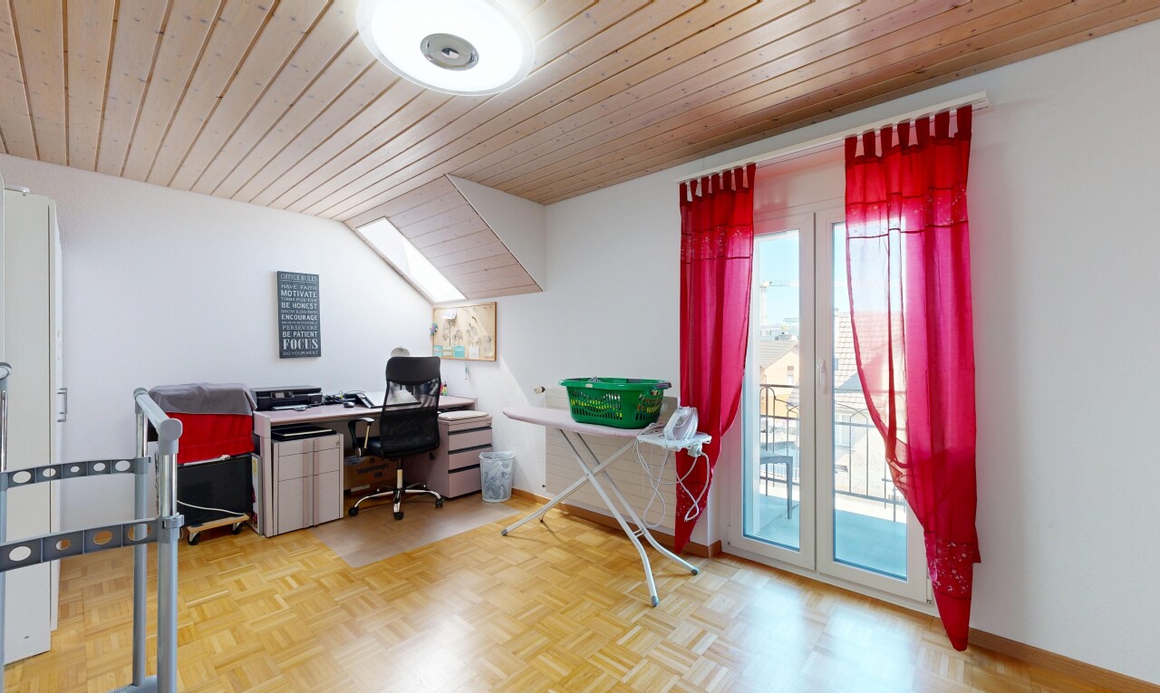 büro mit wood ceiling, holzdecke, natural light, natürliches licht, und inside property
