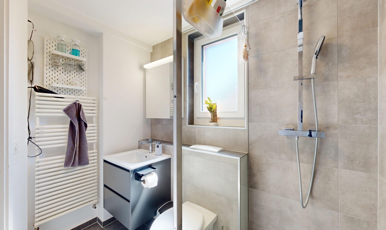 bad mit kühler, dusche, schminktisch, handtuchwärmer, und komplettes badezimmer