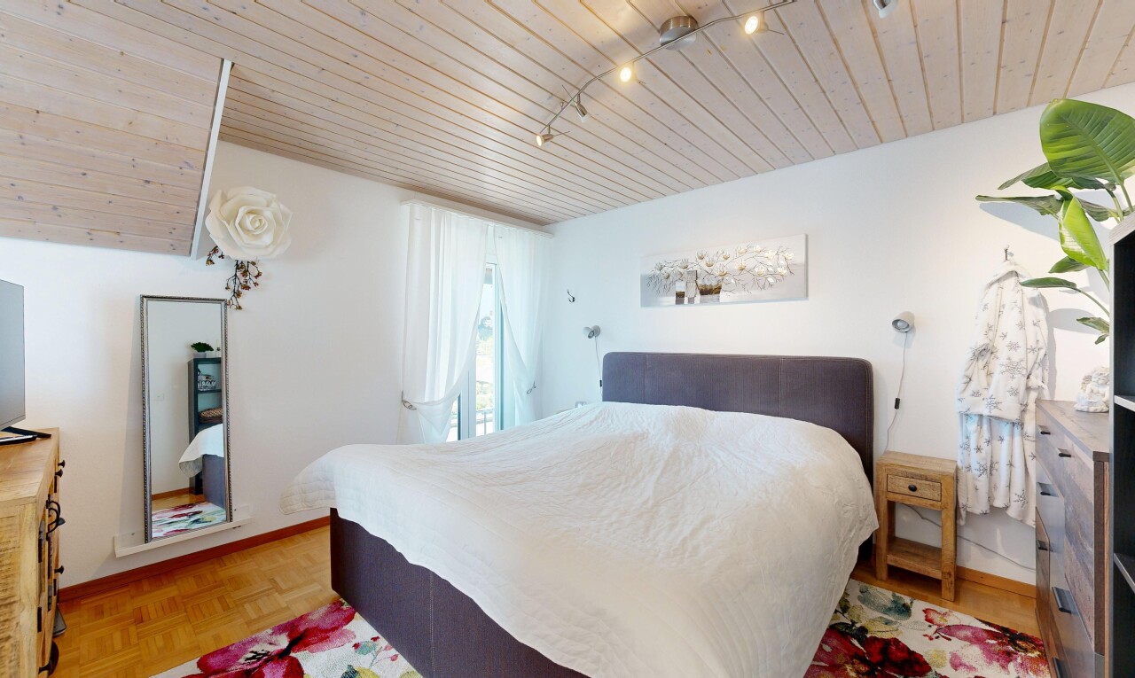 zimmer / schlafzimmer mit wood ceiling, holzdecke, track lighting, deckenbeleuchtung, und parquet floor