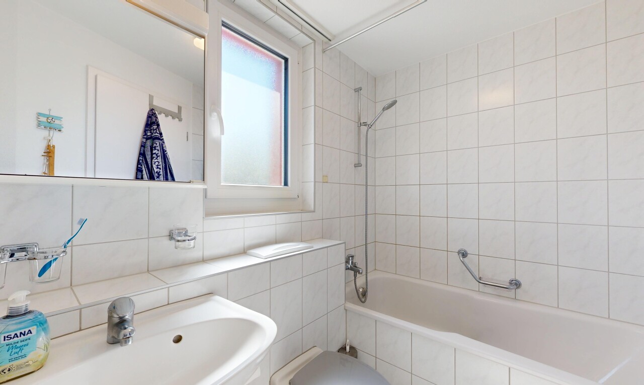 bad mit waschbecken, kombiniertes bad / dusche, spiegel, komplettes badezimmer, und fliesenwand