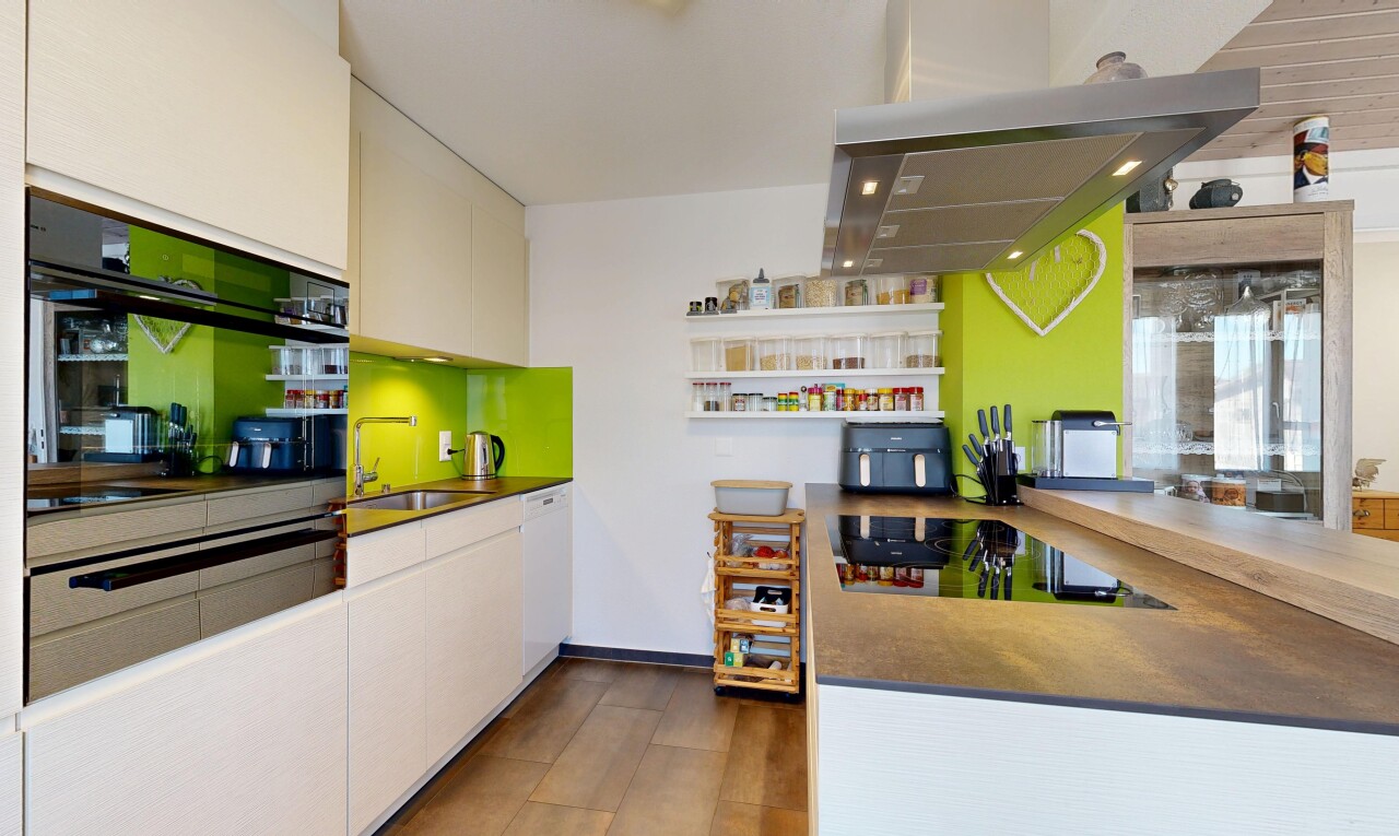 küche mit dunstabzugshaube, open shelves, offene regale, white cabinets, und weiße schränke