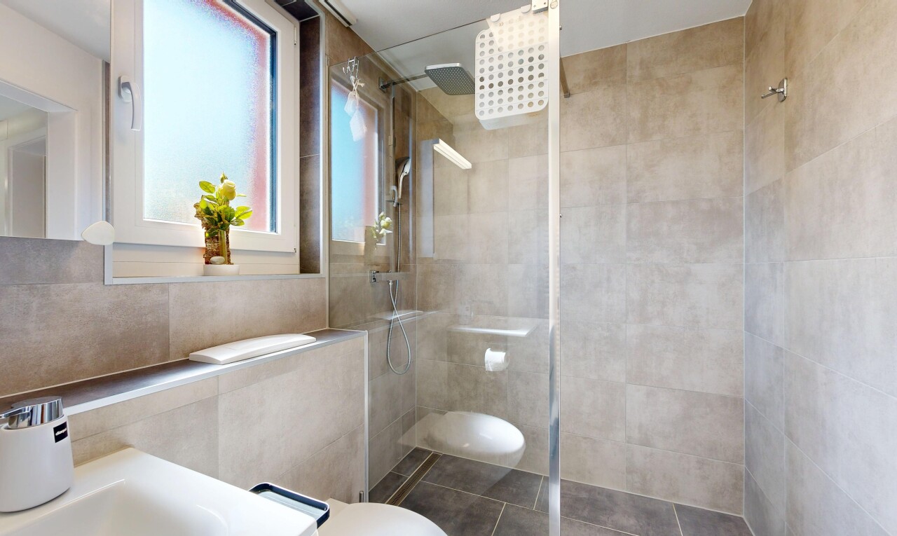bad mit dusche, komplettes badezimmer, toilette, inside property, und natürliches licht
