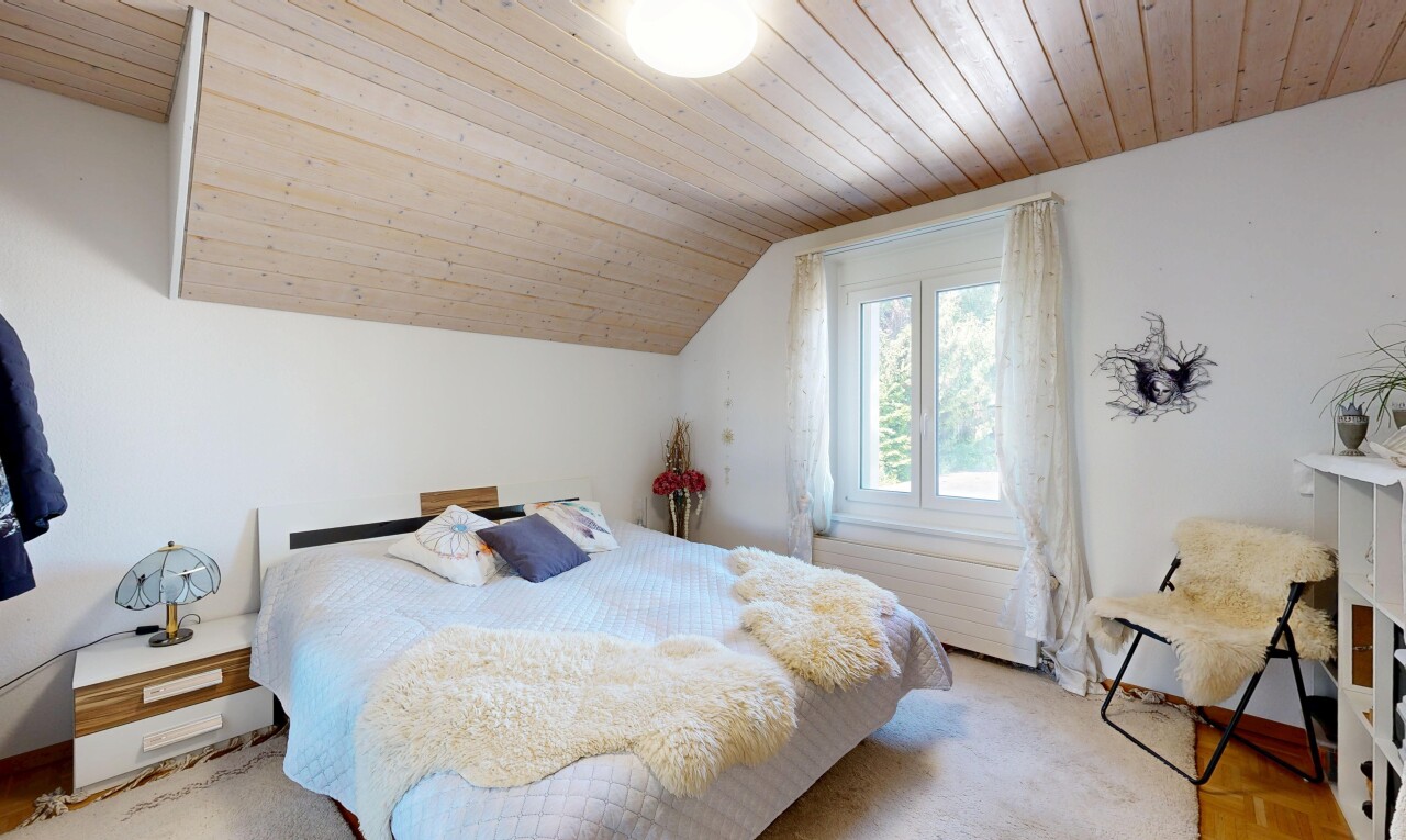 zimmer / schlafzimmer mit wood ceiling, holzdecke, natural light, natürliches licht, und vaulted ceiling