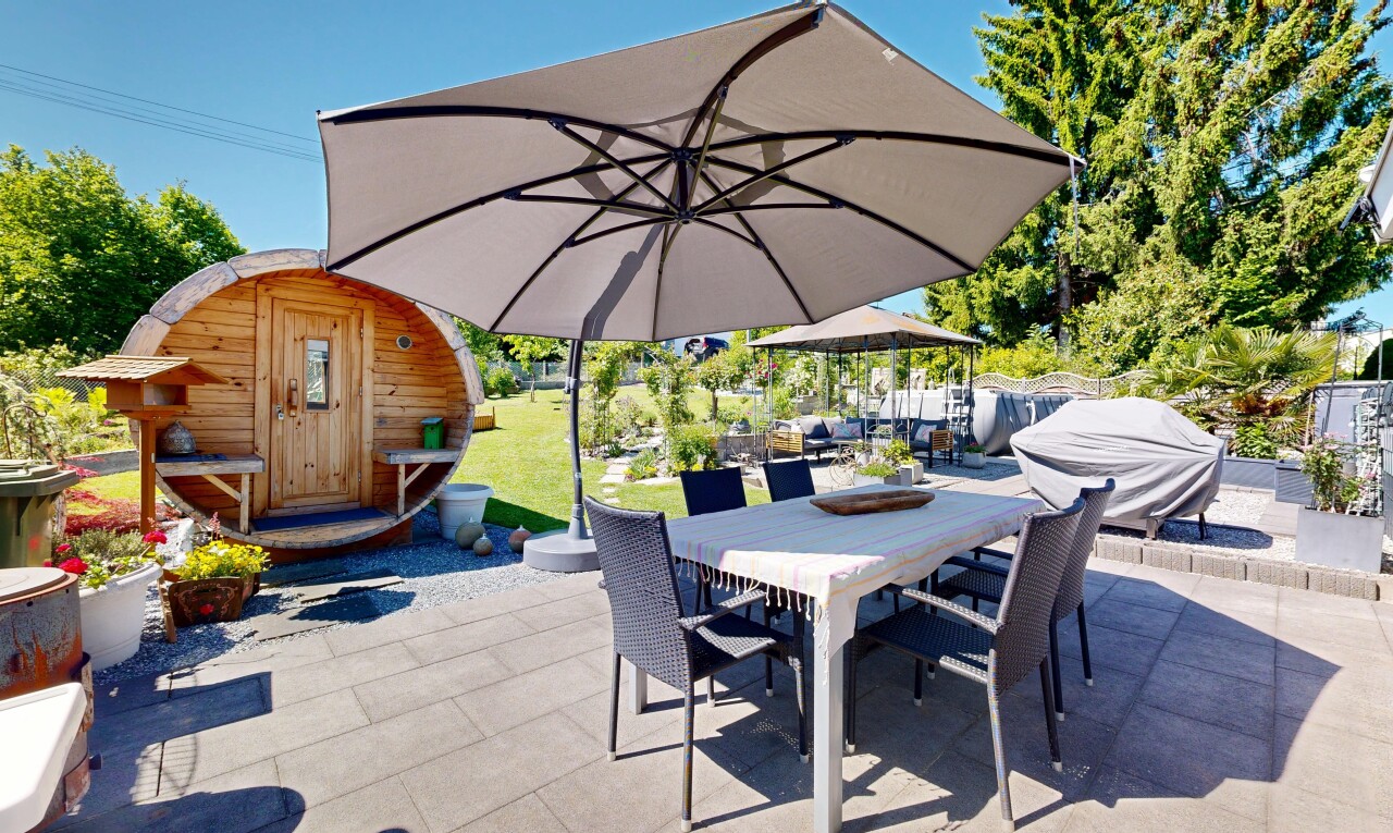 terrasse mit essbereich im freien, day time, außenansicht, terrasse, und grill