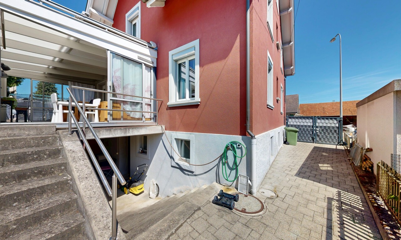 außenansicht mit stuckverkleidung, day time, und property visible