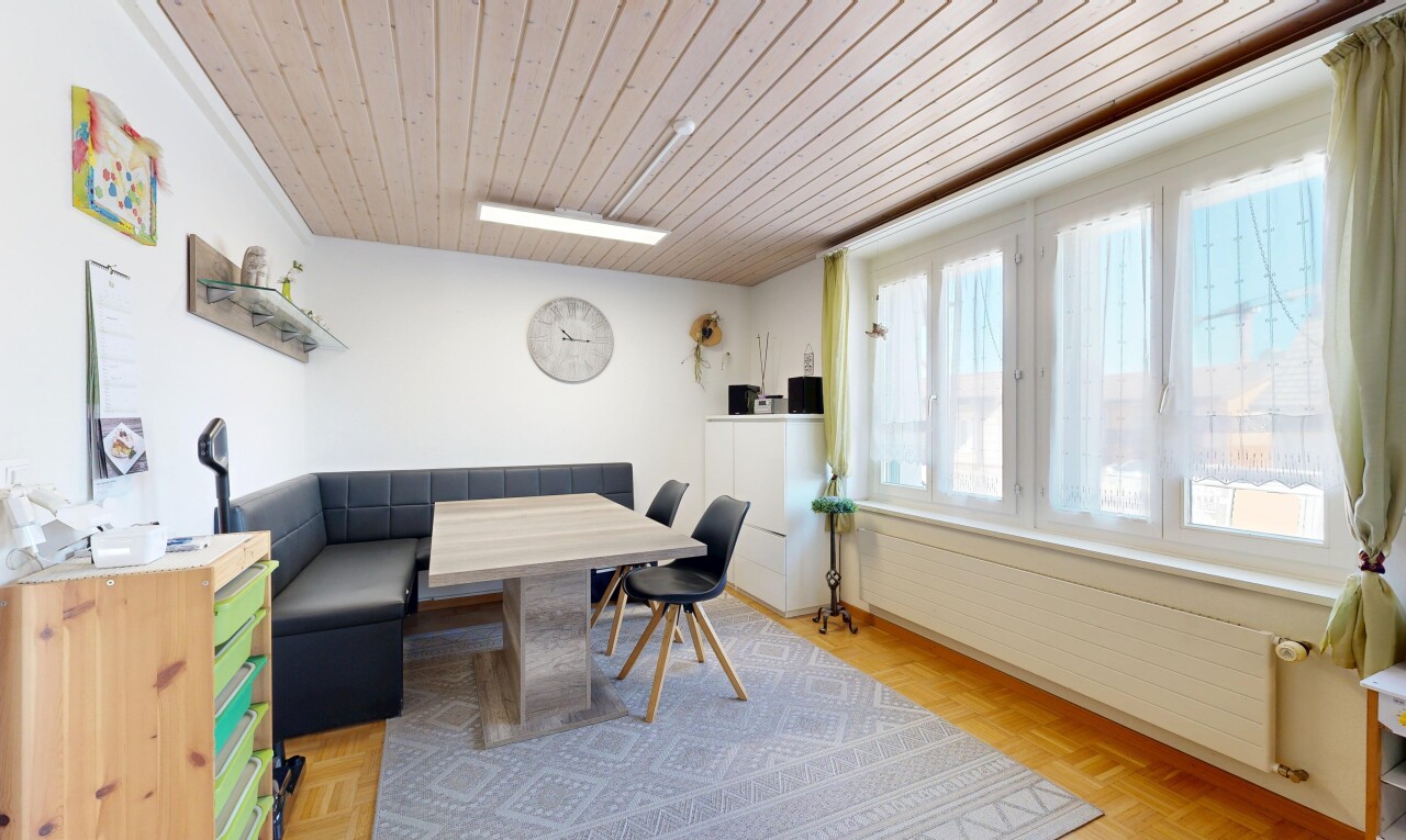 esszimmer mit wood ceiling, holzdecke, inside property, natural light, und natürliches licht