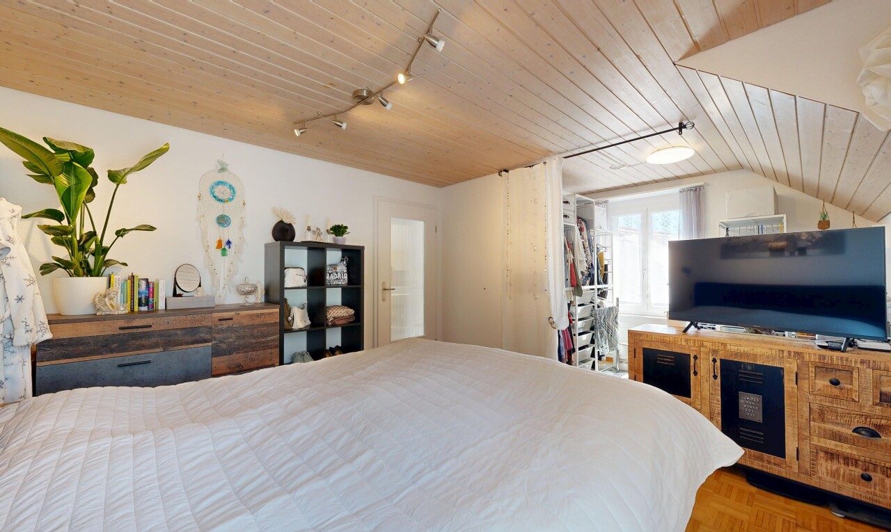 zimmer / schlafzimmer mit holzdecke, wood ceiling, inside property, deckenbeleuchtung, und track lighting