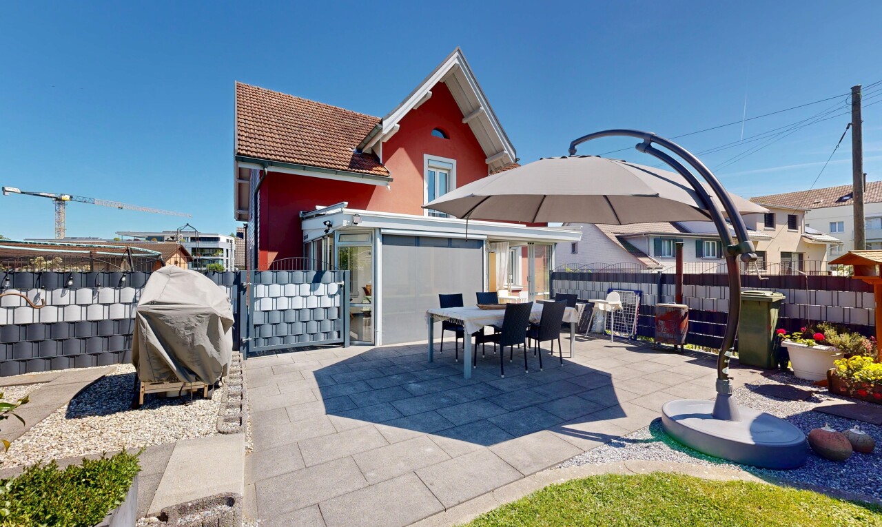terrasse mit zaun, day time, terrasse, essbereich im freien, und grill