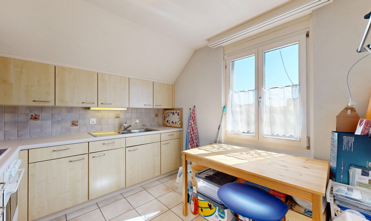 küche mit light countertops, arbeitsplatten, day time, light brown cabinets, und hellbraune schränke
