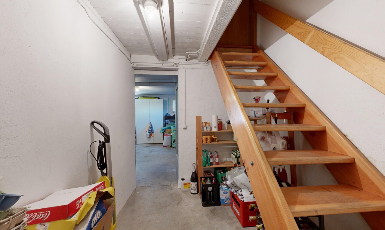 treppe mit concrete floor, betonboden, drywall, gipskartonwand, und inside property