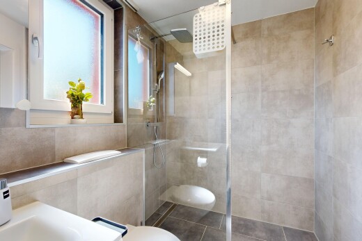 bad mit dusche, komplettes badezimmer, toilette, inside property, und natürliches licht