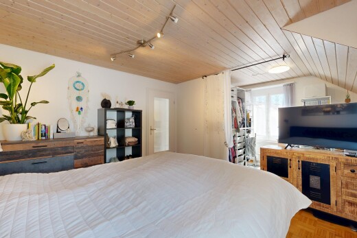 chambre avec plafond en bois, wood ceiling, inside property, éclairage sur rail, et track lighting