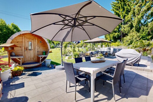 terrasse mit essbereich im freien, day time, außenansicht, terrasse, und grill