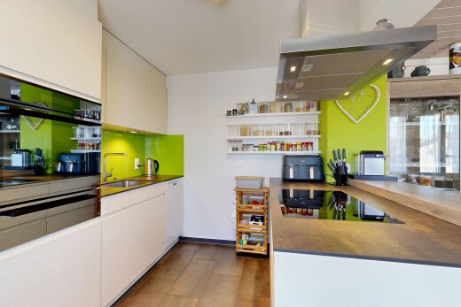 küche mit dunstabzugshaube, open shelves, offene regale, white cabinets, und weiße schränke