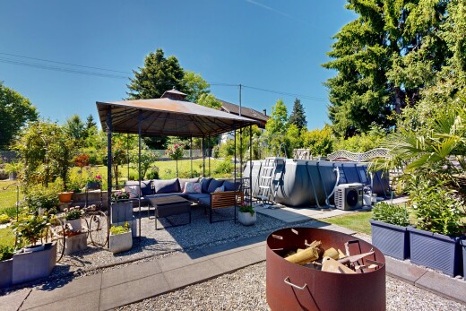 terrasse mit wohnraum im freien, pavillon, terrasse, day time, und power lines view