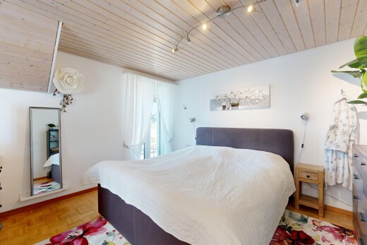 zimmer / schlafzimmer mit wood ceiling, holzdecke, track lighting, deckenbeleuchtung, und parquet floor