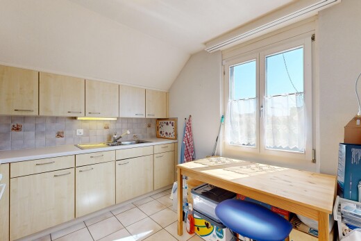 cuisine avec light countertops, plans de travail, day time, light brown cabinets, et armoires marron clair