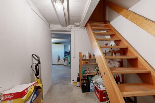 escaliers avec concrete floor, sol en béton, drywall, cloison sèche, et inside property