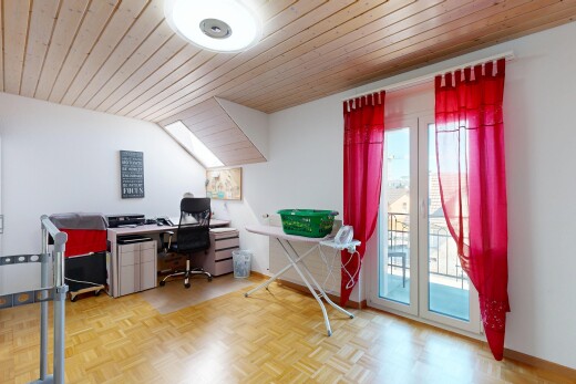 büro mit wood ceiling, holzdecke, natural light, natürliches licht, und inside property
