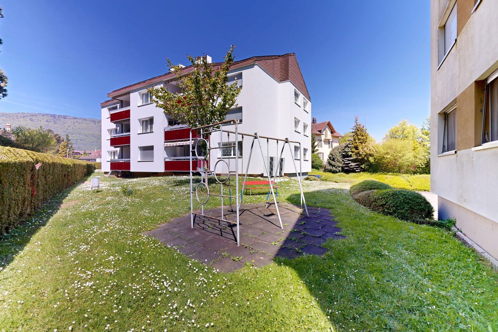 außenansicht mit day time, apartment complex view, rasen, und from community