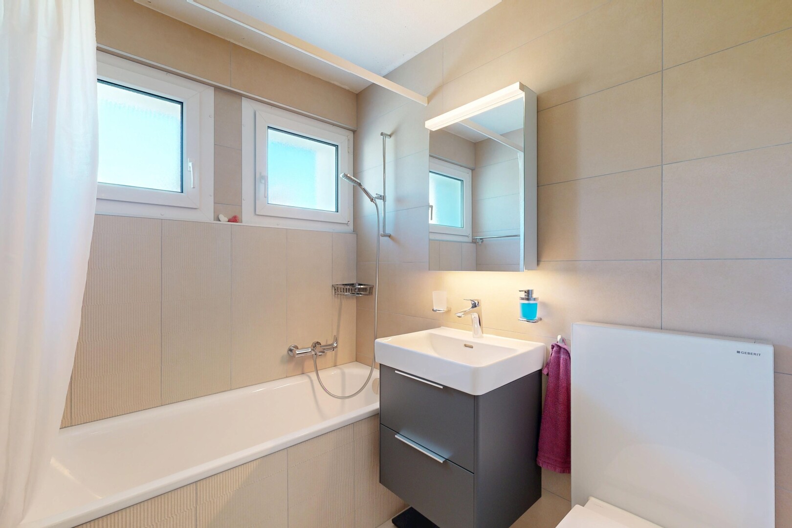 bad mit schminktisch, spiegel, inside property, komplettes badezimmer, und waschbecken