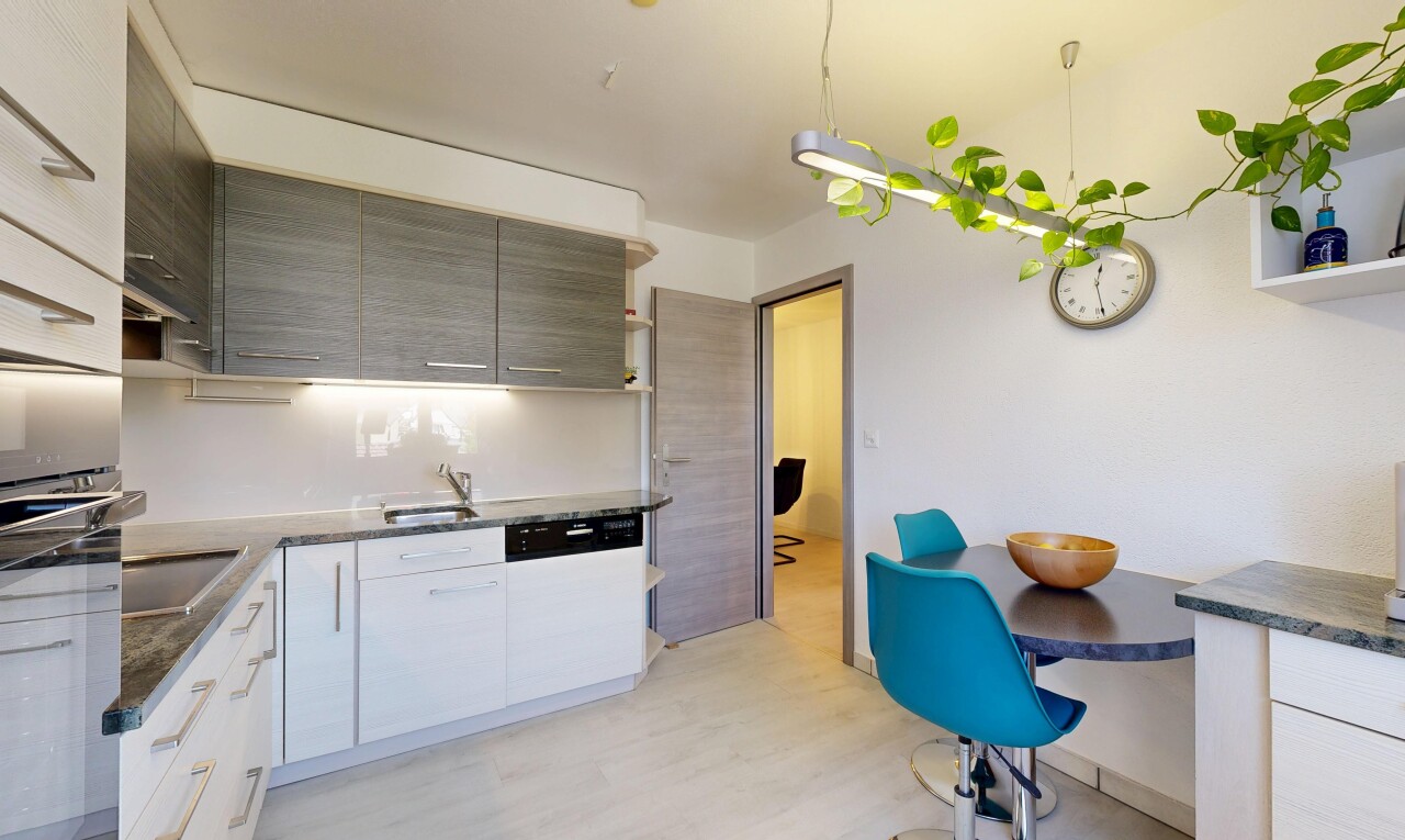 küche mit dark countertops, light floor, wood finish floor, holzfußboden, und inside property