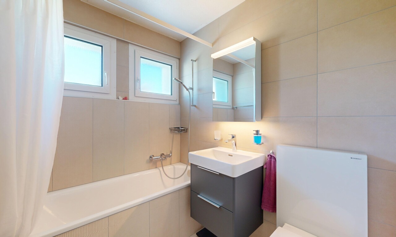 bad mit schminktisch, spiegel, inside property, komplettes badezimmer, und waschbecken