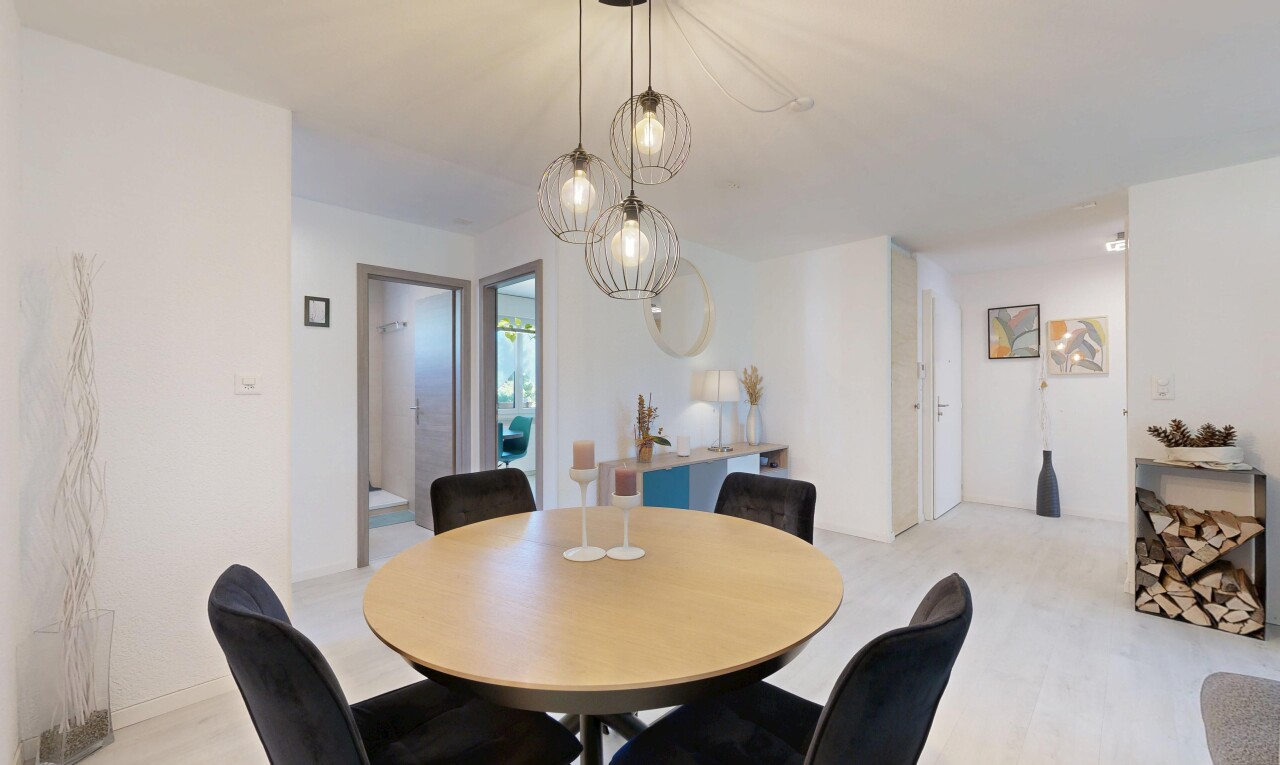 esszimmer mit wood finish floor, holzfußboden, light floor, bemerkenswerter kronleuchter, und drywall