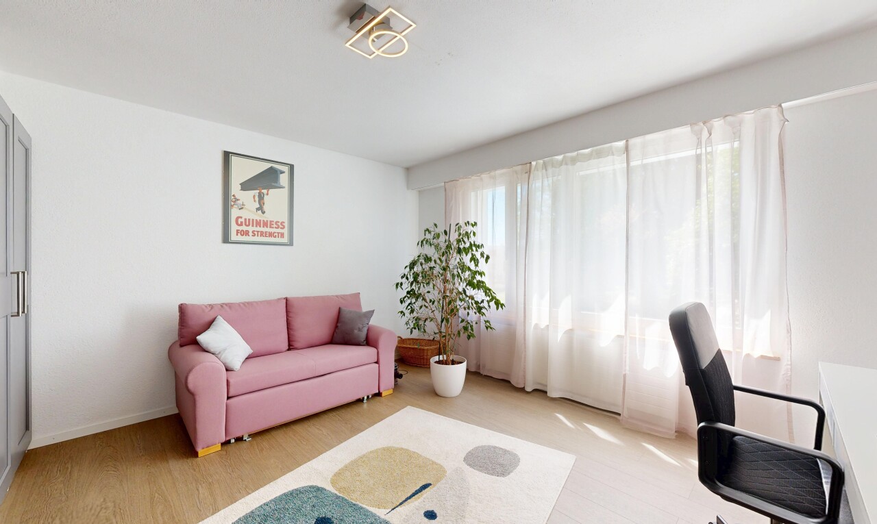 wohnzimmer mit wood finish floor, holzfußboden, drywall, gipskartonwand, und inside property