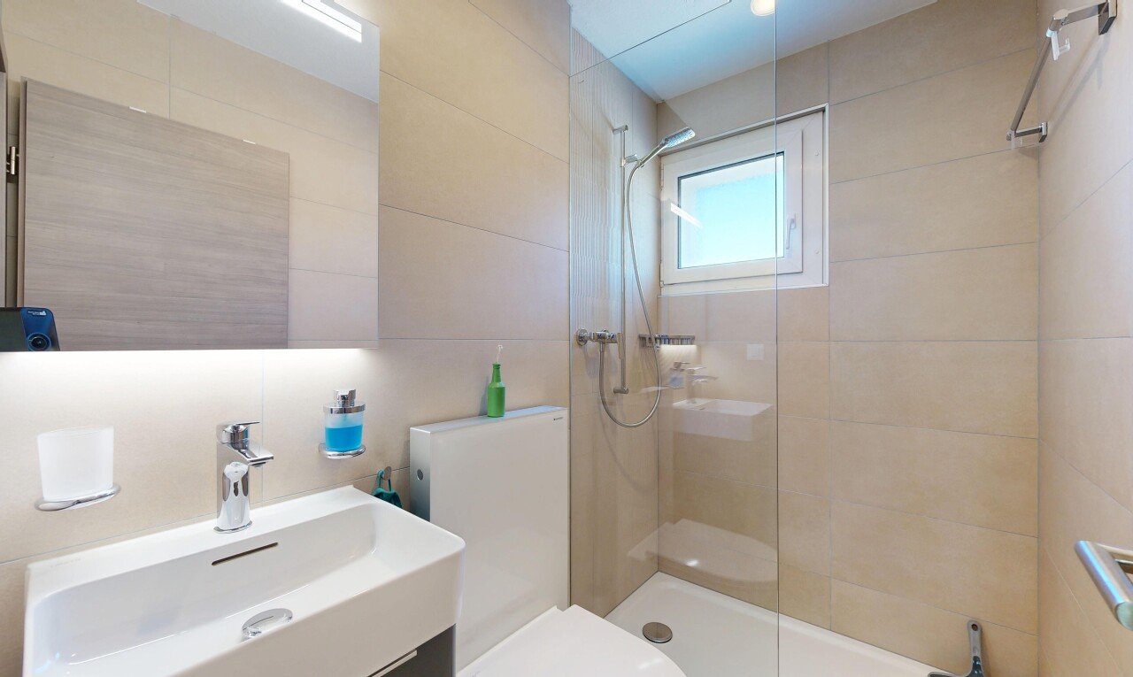 bad mit waschbecken, tile wall, fliesenwand, toilette, und schminktisch