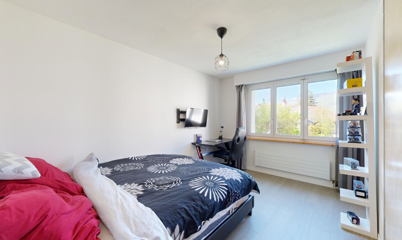 zimmer / schlafzimmer mit inside property, kühler, drywall, gipskartonwand, und natural light