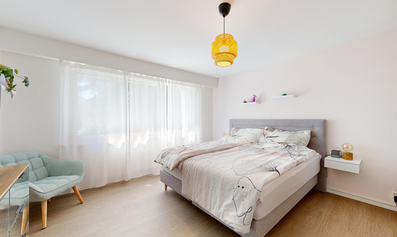 zimmer / schlafzimmer mit drywall, gipskartonwand, wood finish floor, holzfußboden, und inside property