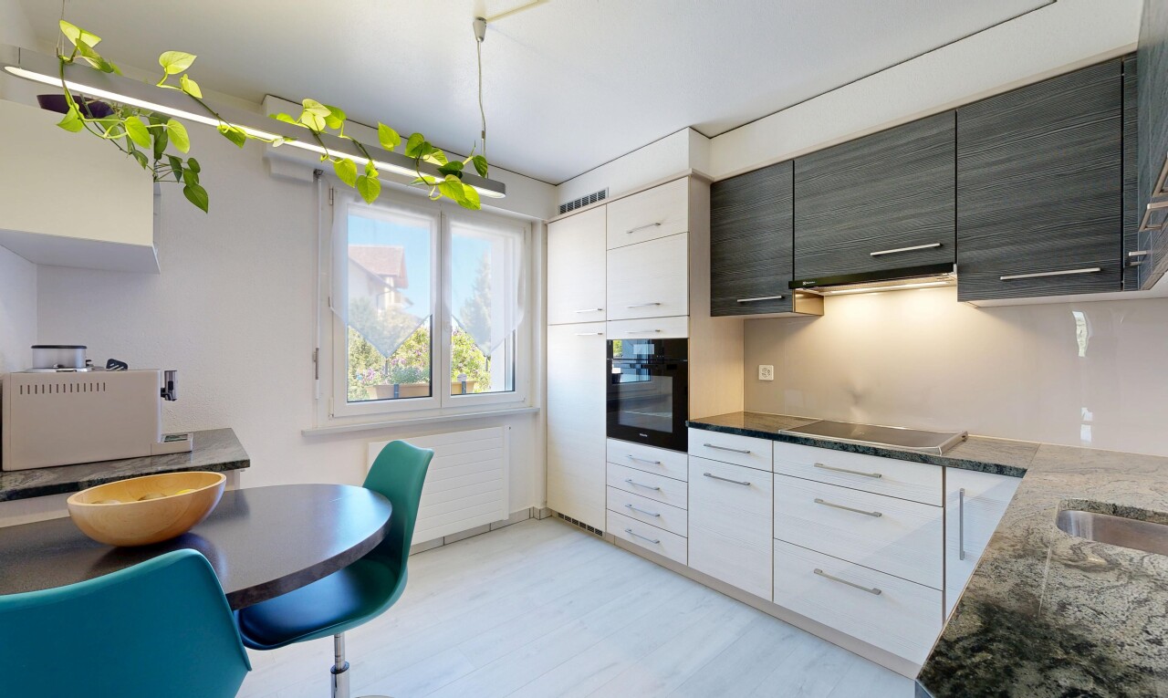küche mit ofen, dark countertops, day time, light floor, und drywall