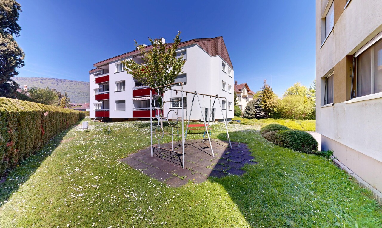 außenansicht mit day time, apartment complex view, rasen, und from community