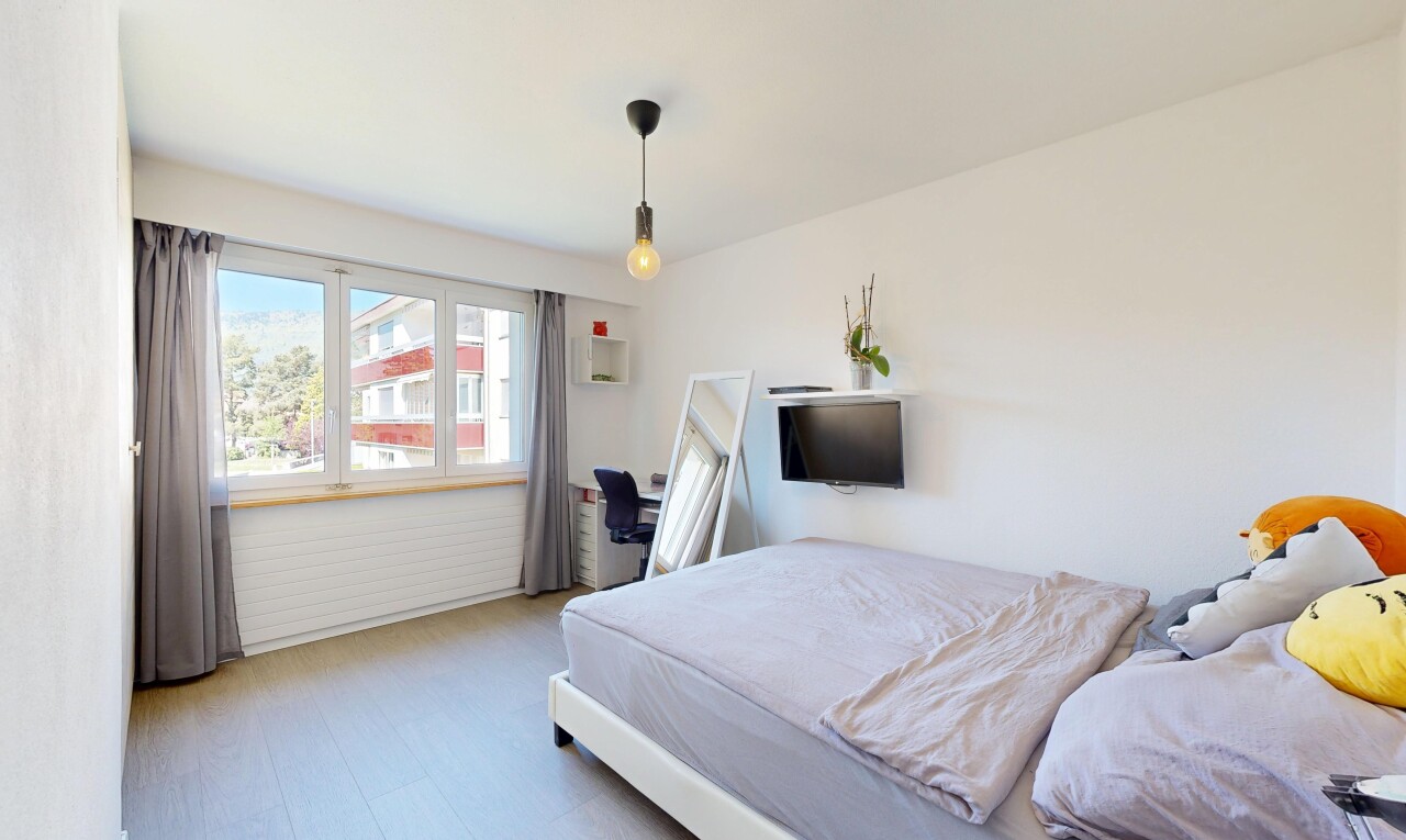 zimmer / schlafzimmer mit day time, inside property, natürliches licht, natural light, und fernseher