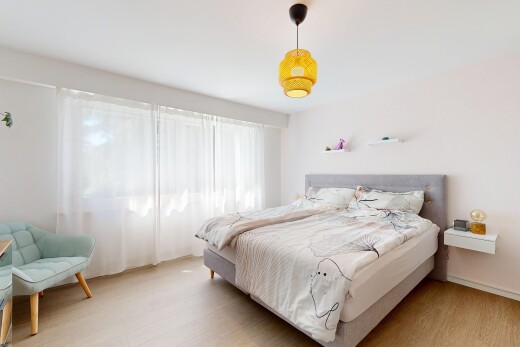 chambre avec drywall, cloison sèche, wood finish floor, sol en finition bois, et inside property