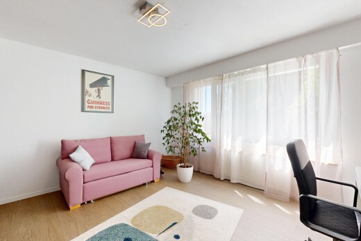 wohnzimmer mit wood finish floor, holzfußboden, drywall, gipskartonwand, und inside property