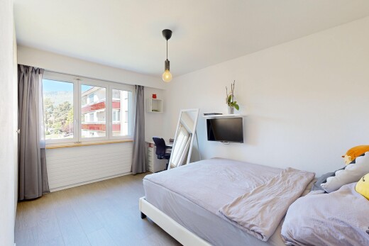 chambre avec day time, inside property, lumière naturelle, natural light, et télévision