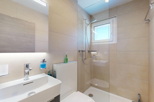 bad mit waschbecken, tile wall, fliesenwand, toilette, und schminktisch