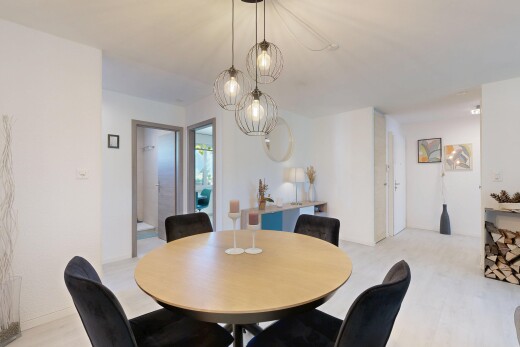 esszimmer mit wood finish floor, holzfußboden, light floor, bemerkenswerter kronleuchter, und drywall