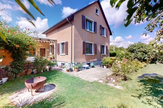 außenansicht mit property visible, stuckverkleidung, terrasse, rasen, und day time