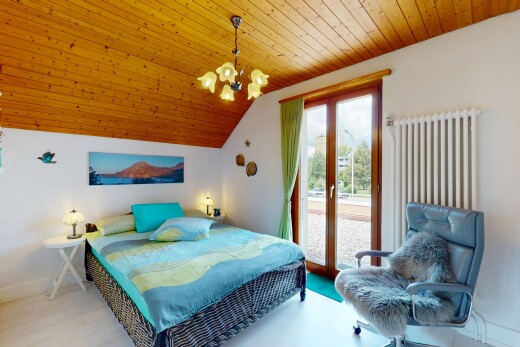 zimmer / schlafzimmer mit natural light, natürliches licht, wood ceiling, holzdecke, und drywall