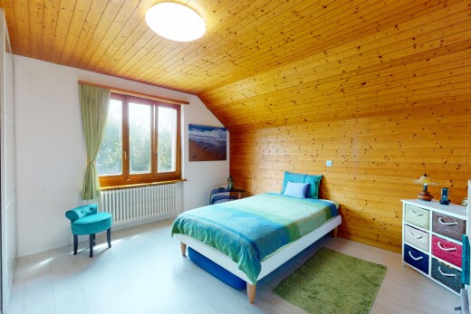 zimmer / schlafzimmer mit wood ceiling, holzdecke, natural light, natürliches licht, und wood wall