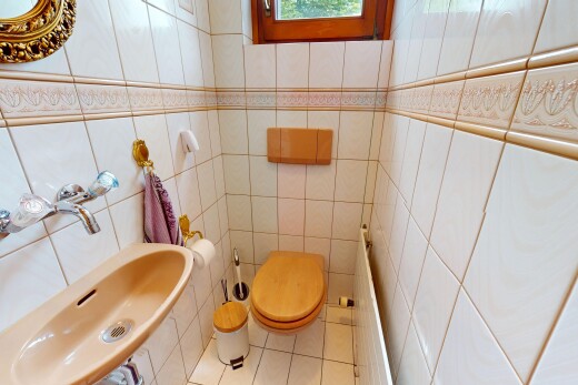 bad mit toilette, waschbecken, gäste-wc, tile floor, und fliesenboden